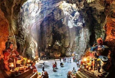Trasferimento a Hoi An - Visita alle Montagne di Marmo e alla penisola di Son Tra. Pernottamento a Hoi An