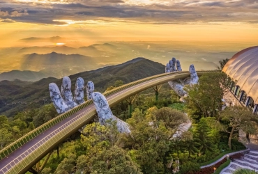 Trasferimento a Da Nang - Esplorare le colline di Ba Na. Pernottamento a Da Nang