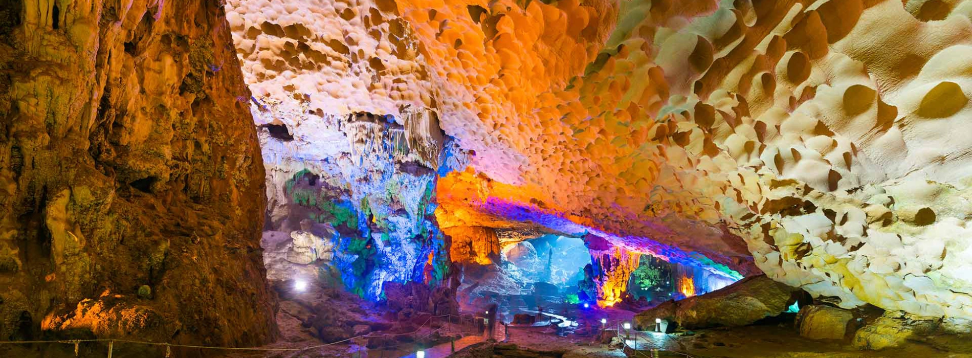 Le bellissime grotte scintillanti della baia di Halong