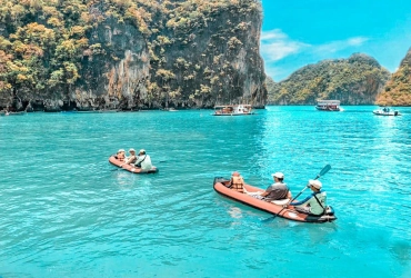 Tour in canoa sul mare dell'isola di James Bond in motoscafo