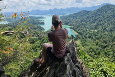 Trekking nella foresta tropicale