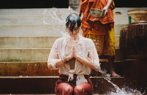 Sperimentate la sacra cerimonia della benedizione dell'acqua in Cambogia