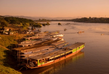 Chiang Saen - Houay Xai - Pakbeng (B, L)