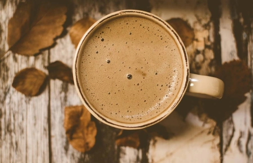 Due culture del caffè: Dal bar italiano al mercato khmer