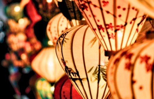Il Fascino Sospeso delle Lanterne a Hoi An