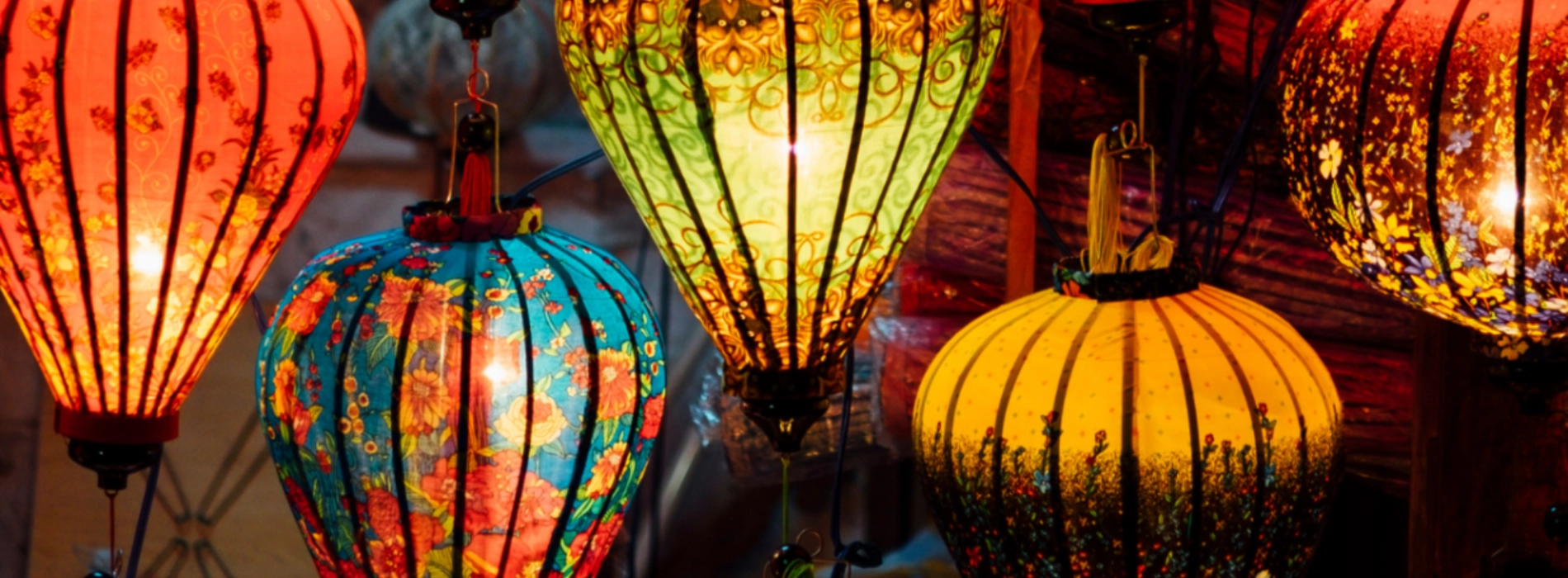 Il Fascino Sospeso delle Lanterne a Hoi An