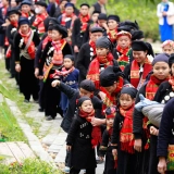 Tour Thai Nguyen 1 Giorno: Scopri il Villaggio Thai Hai