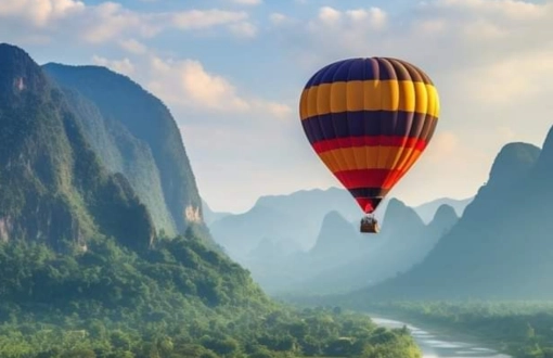 Festival delle mongolfiere in Laos: spettacoli nel cielo di Vang Vieng