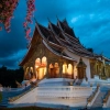 La cerimonia dell'elemosina dei monaci in Laos