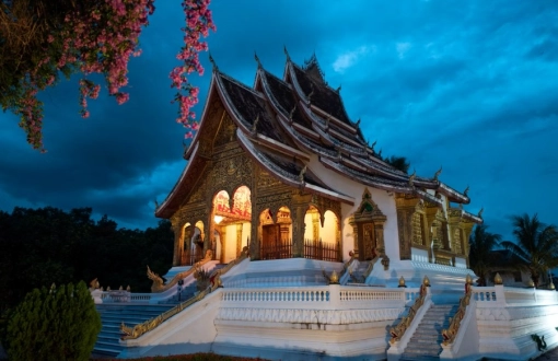 La cerimonia dell'elemosina dei monaci in Laos