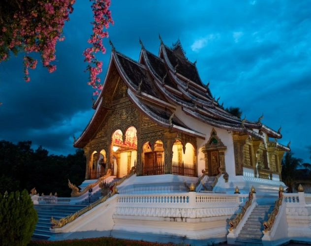La cerimonia dell'elemosina dei monaci in Laos