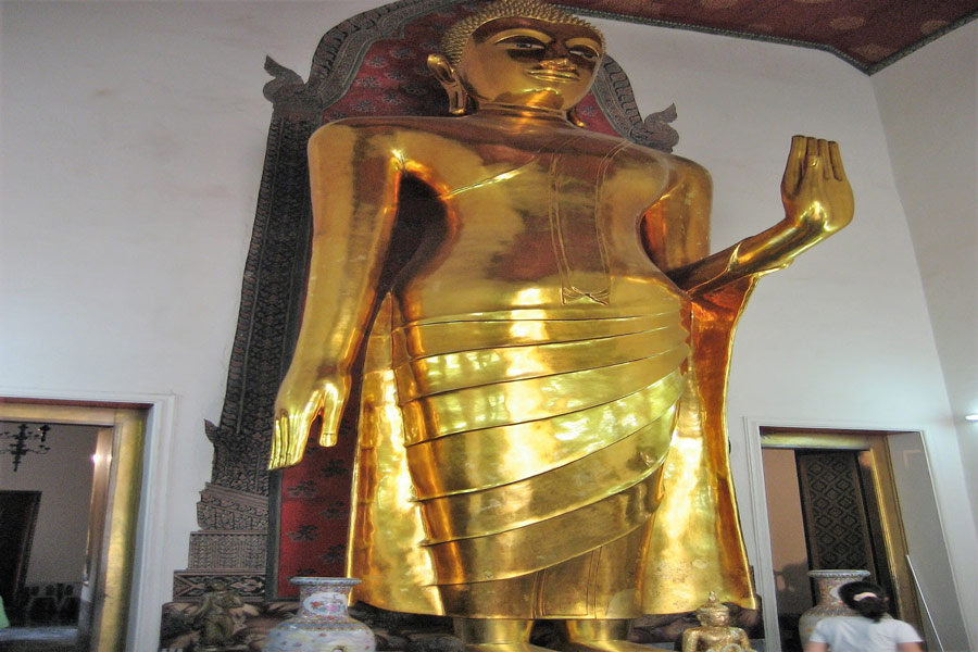 16 metri di immagine dorata di Phra Si Sanphet