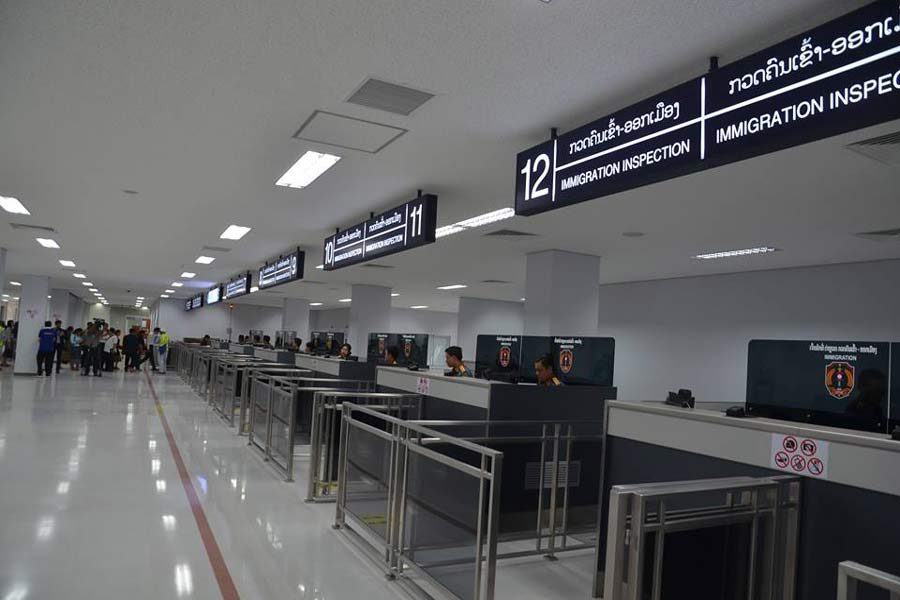 Controlli doganali all'aeroporto internazionale in Laos