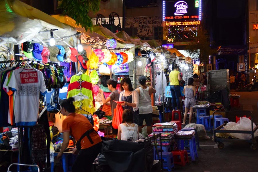 Shopping di souvenir al mercato di Ben Thanh