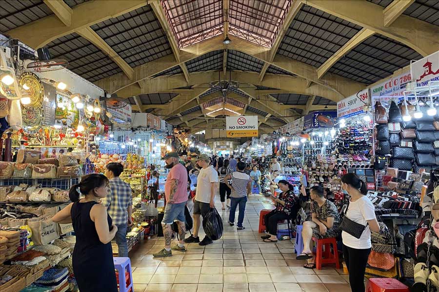 Esplorare l'architettura iconica del mercato di Ben Thanh