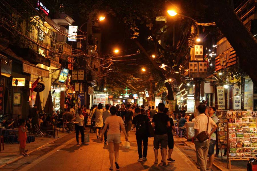 Mercato notturno del quartiere storico di Hanoi