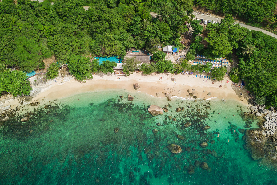 Spiaggia di Ao Sane si trova tra la vegetazione verde e l'acqua cristallina del mare