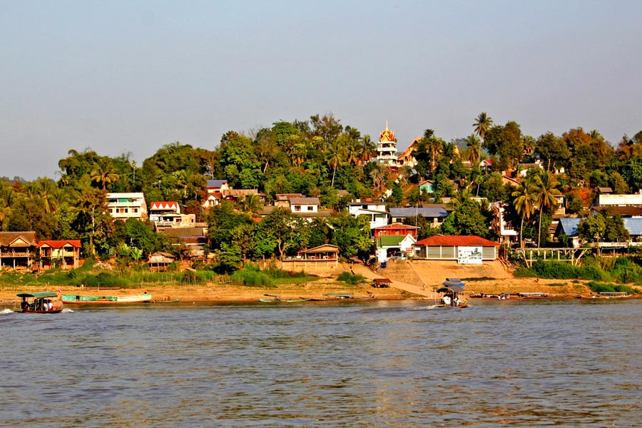 Passeggiata lungo il Mekong per coglierne tutta la maestosità