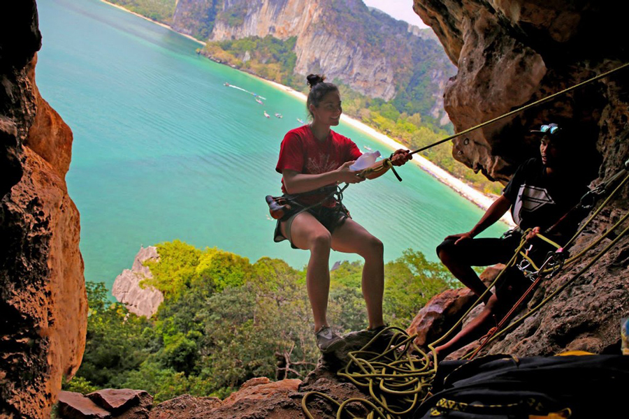 Arrampicata sulla scogliera di Railay