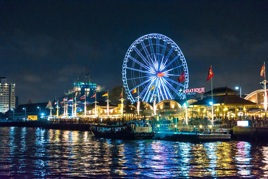 Il mercato Asiatique the Riverfront si trova proprio accanto al fiume