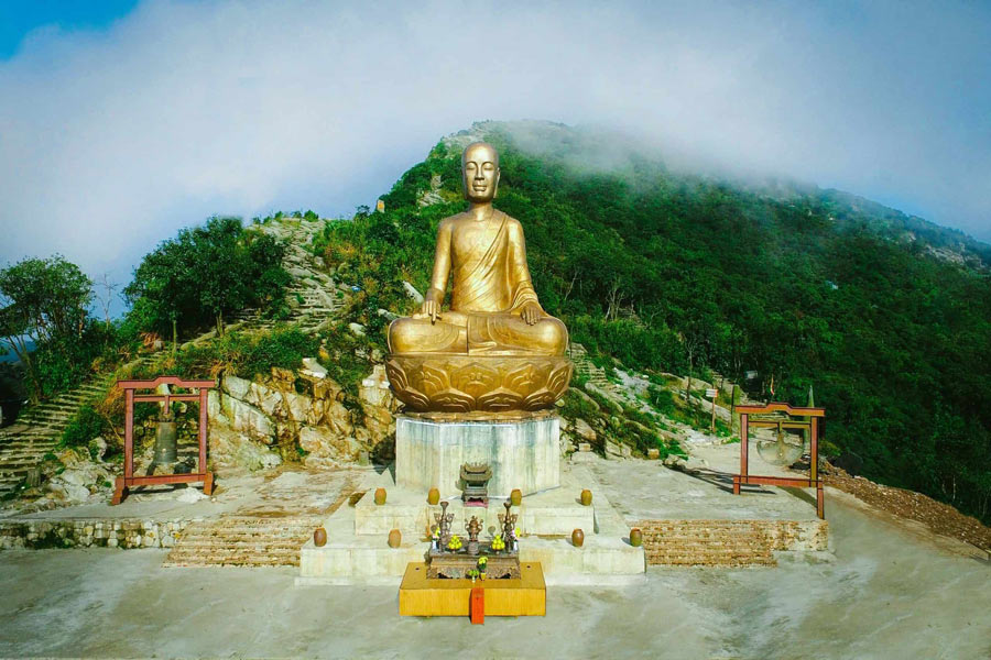 Buddha su montagna di Yen Tu 
