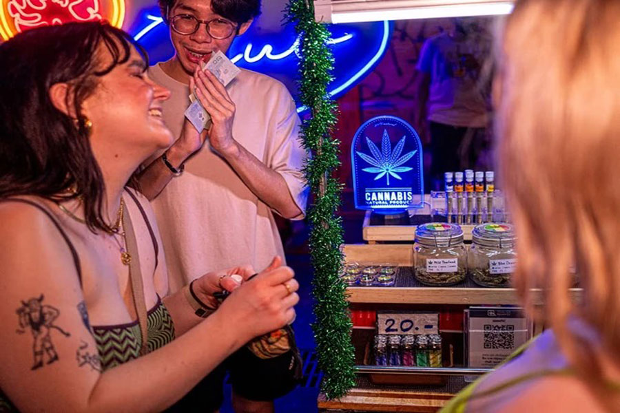 La cannabis è diventata un'attrazione per i turisti stranieri nella terra del Tempio d'Oro