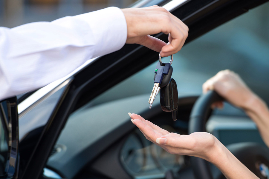 Firma del contratto di noleggio auto