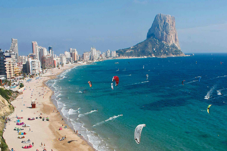 La spiaggia di Cha-Am è rinomata per le sue attività di kiteboarding e windsurf