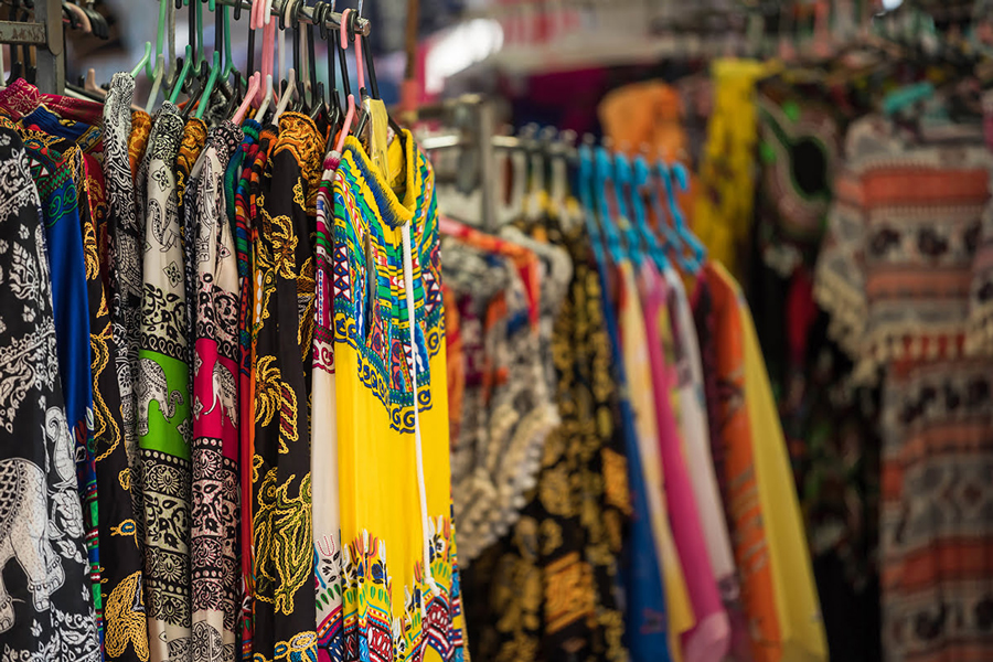Il mercato di Chatuchak ha una varietà di modelli di abbigliamento