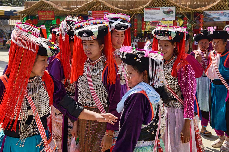 Donne Lisu colorate alla festa di Capodanno