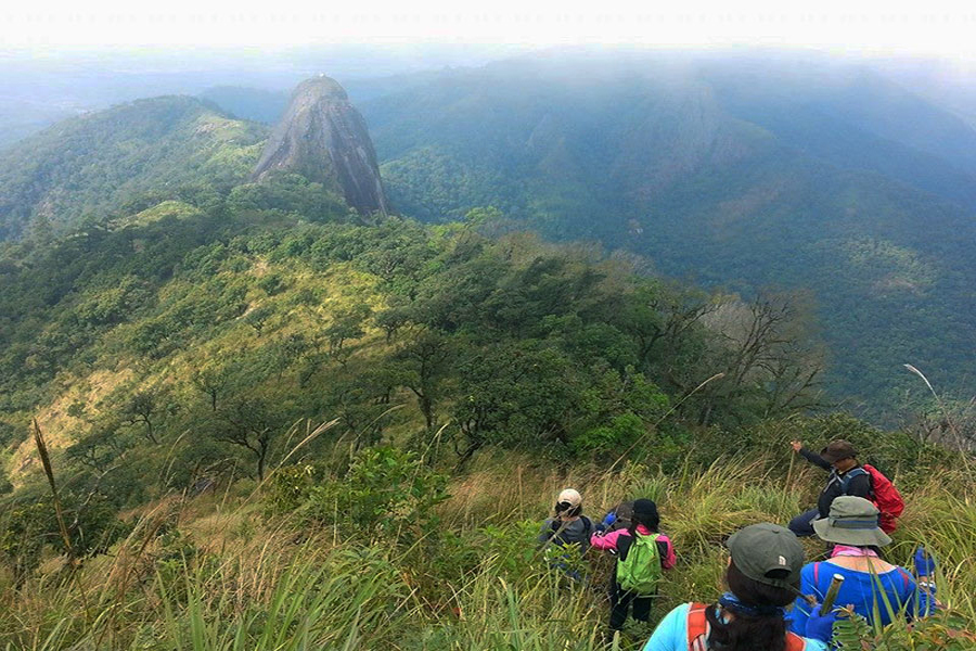 Trekking sulla cima della montagna
