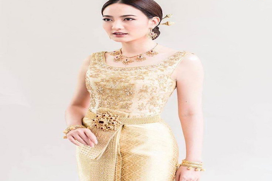 Dusit - Una forma occidentalizzata di abbigliamento tradizionale thailandese