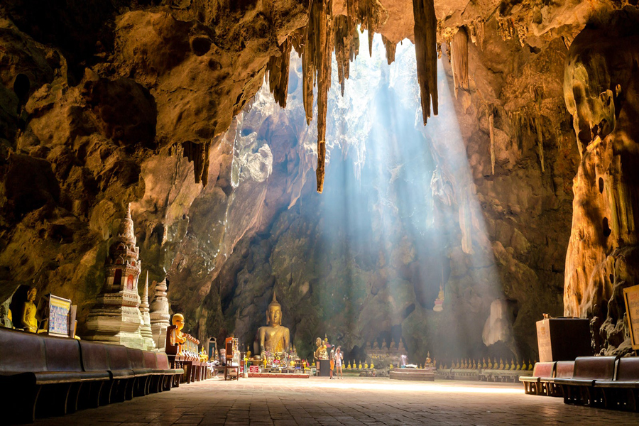 Gli effetti di luce creano una scena magica nella grotta