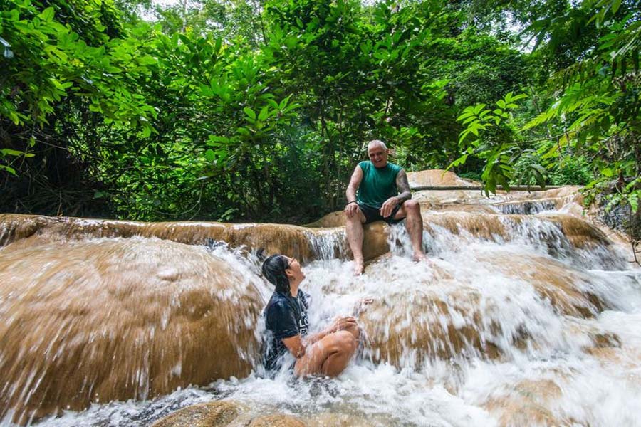 Fare il bagno alla cascata di Bua Tong 