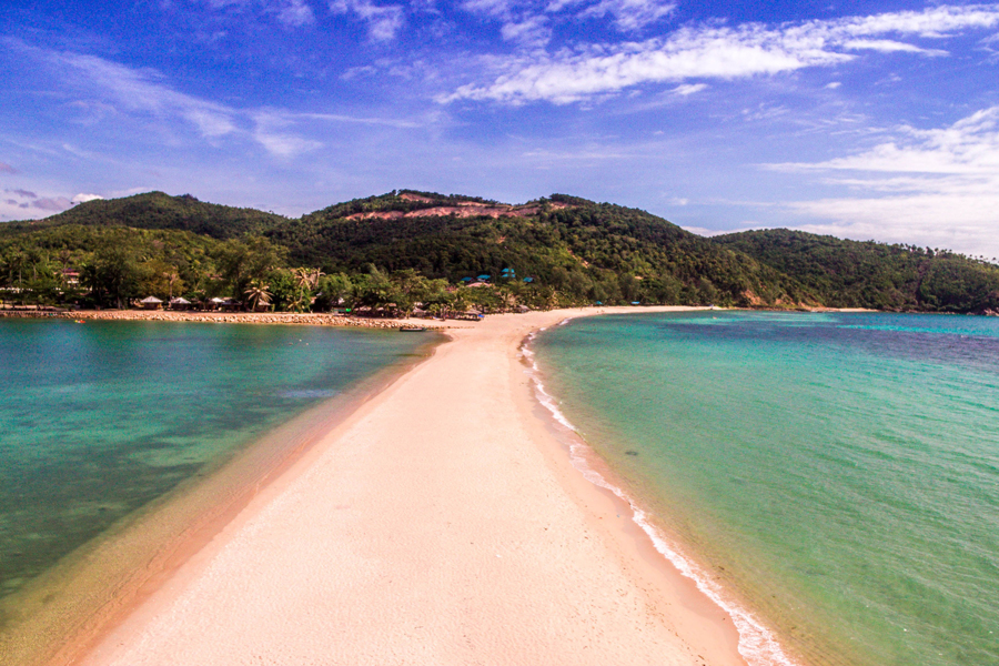 Il sentiero sabbioso collega la spiaggia di Haad Mae e l'isola di Koh Ma