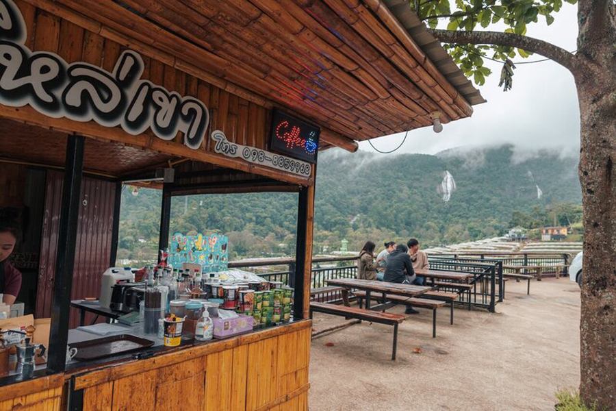 I turisti possono ammirare la vista panoramica del parco dall'Inn Lhaikhow Café
