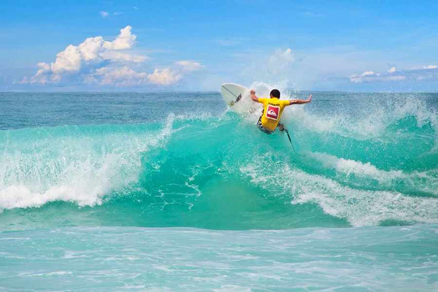 Attività di surf sulla spiaggia di Karon