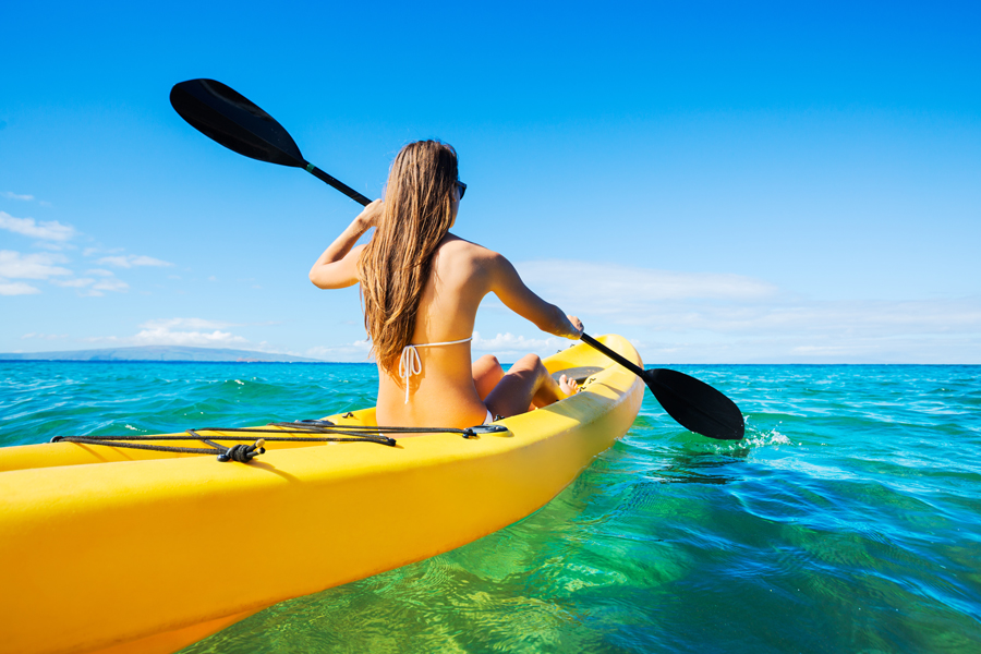 Kayak sulla tranquilla spiaggia di Ao Sane