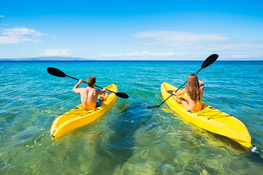 I turisti possono noleggiare kayak per esplorare la spiaggia di Ya Nui