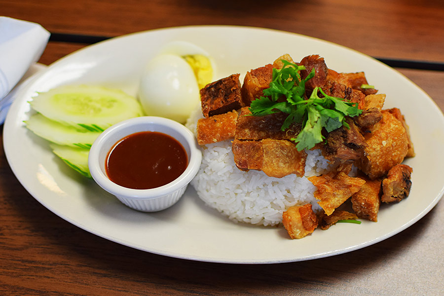 Riso con maiale croccante (Khao Moo Grob)