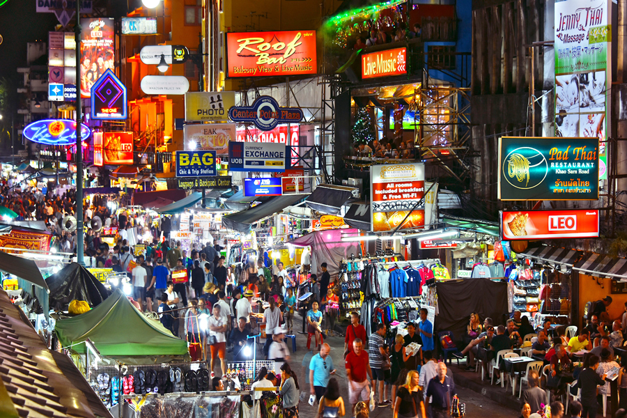 Mercato notturno di Khaosan Strada di notte