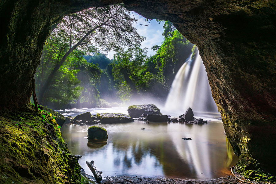 View mozzafiato dưới thác nước ở Heo Suwat