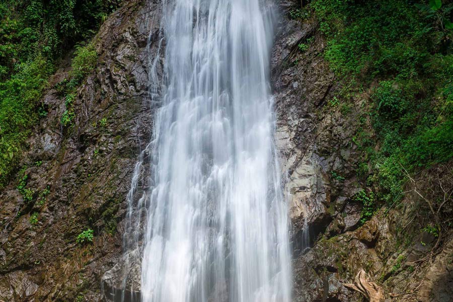 Esplorare la grotta dietro la cascata
