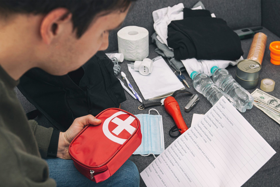 Portare sempre con sé un kit di pronto soccorso 