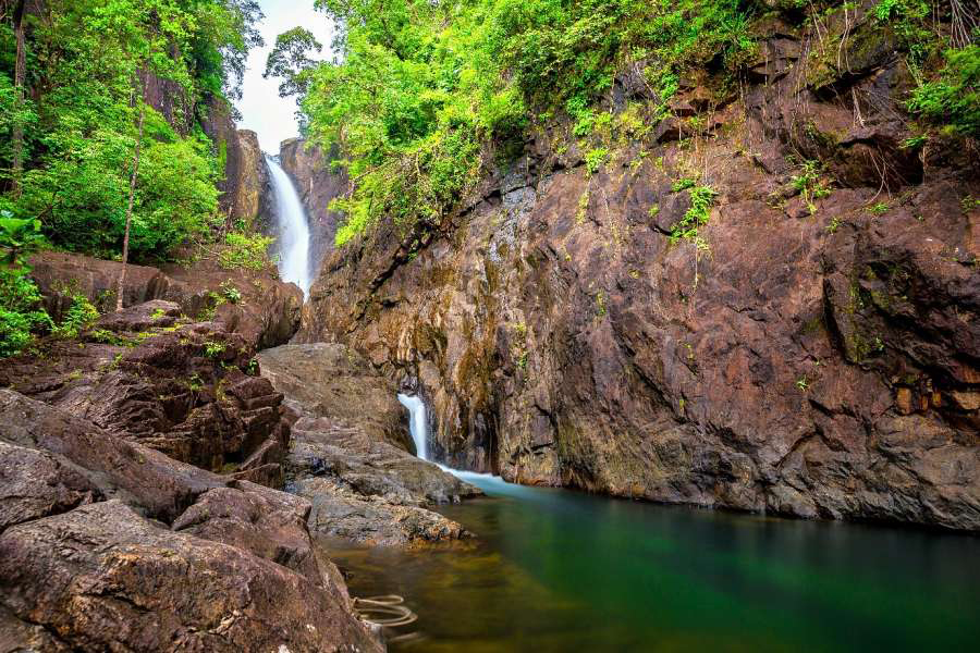 Maestosa cascata di Klong Plu