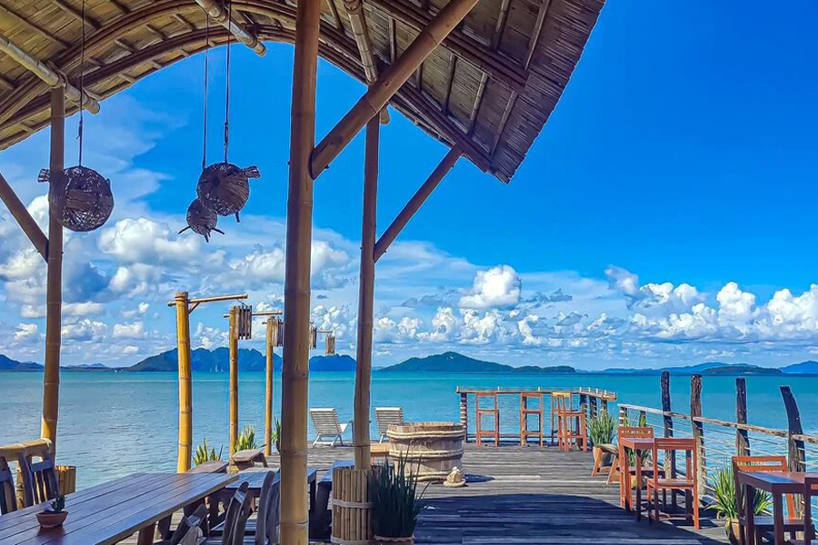 La città si trova sulla costa di Koh Lanta Yai