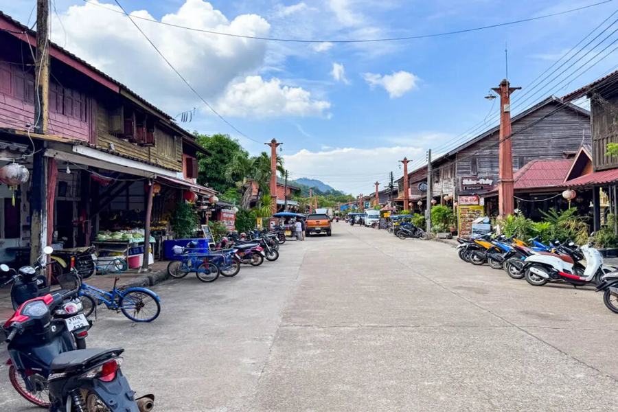 Paesaggio tranquillo del quartiere vecchio di Koh Lanta