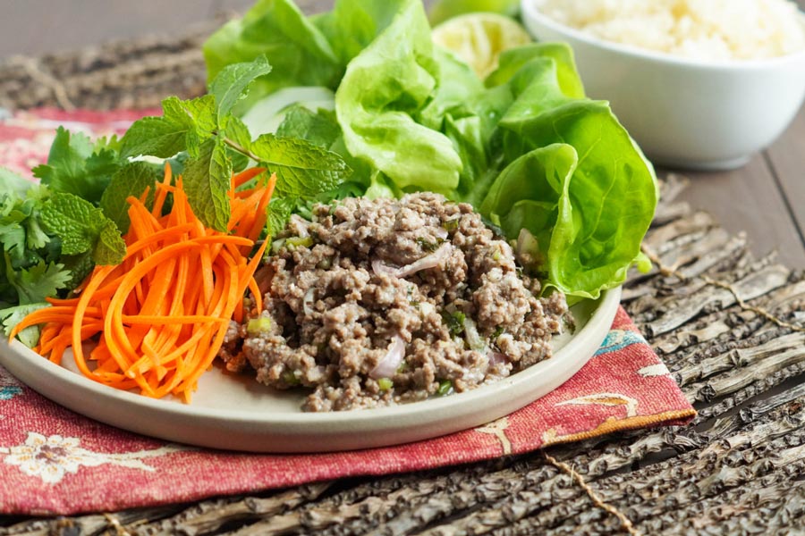 Laab insalata speziata di carne tritata thailandese