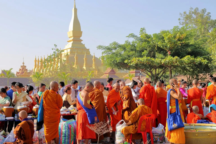 Laos, al That Luang Festival: Guida di viaggio 2024