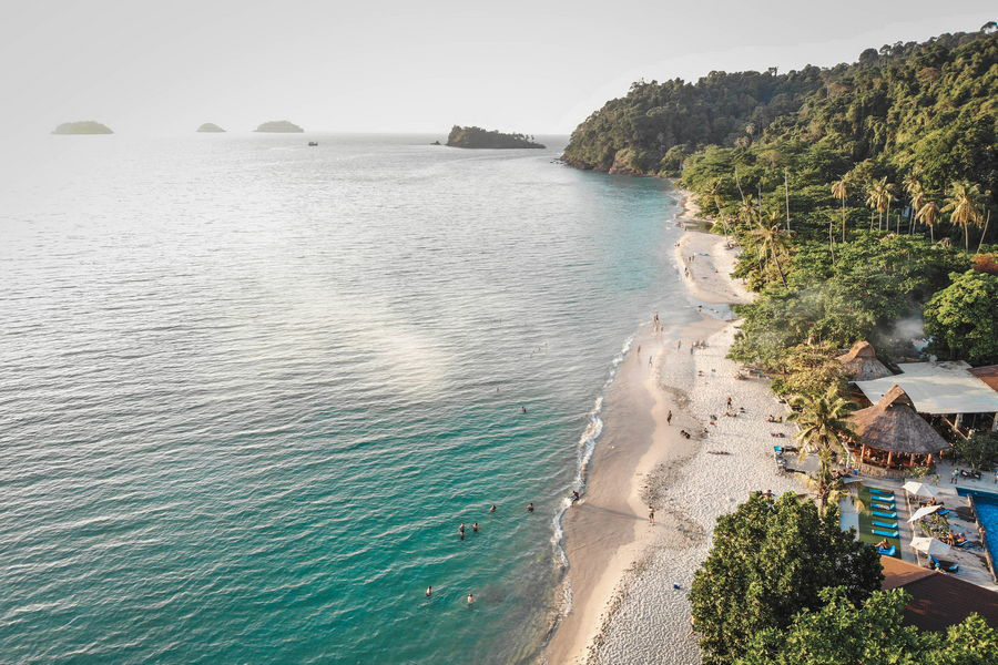 La spiaggia solitaria è piena di bungalow